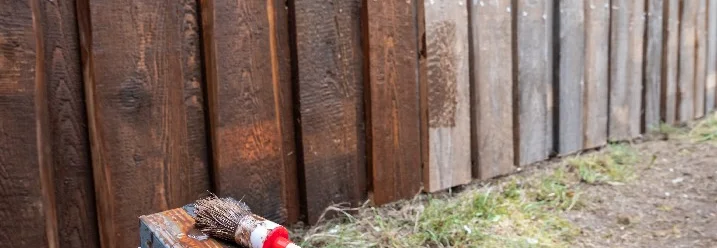 Pinsel und Holzanstrich